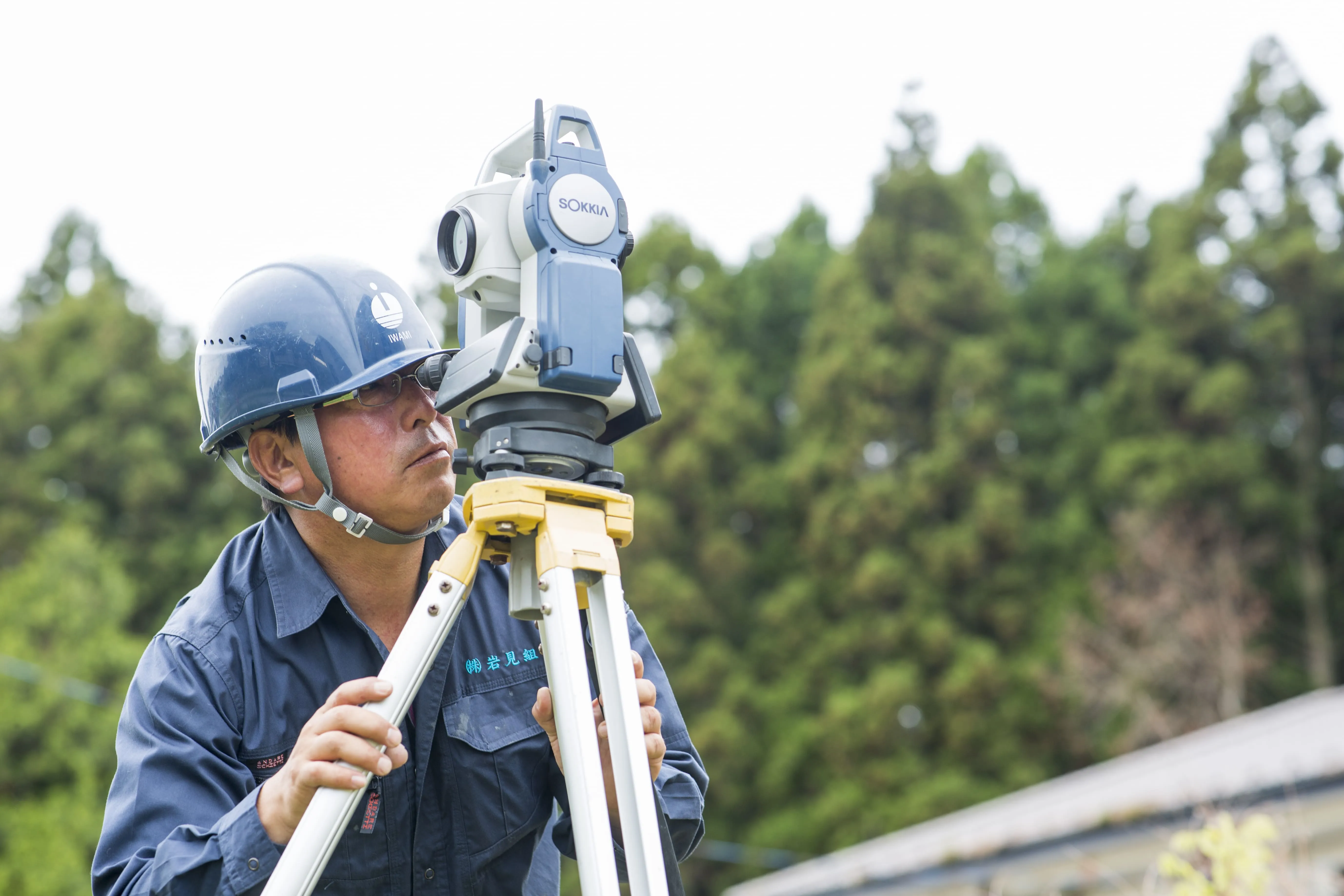 笑顔の作業服を着た男性従業員の写真①
